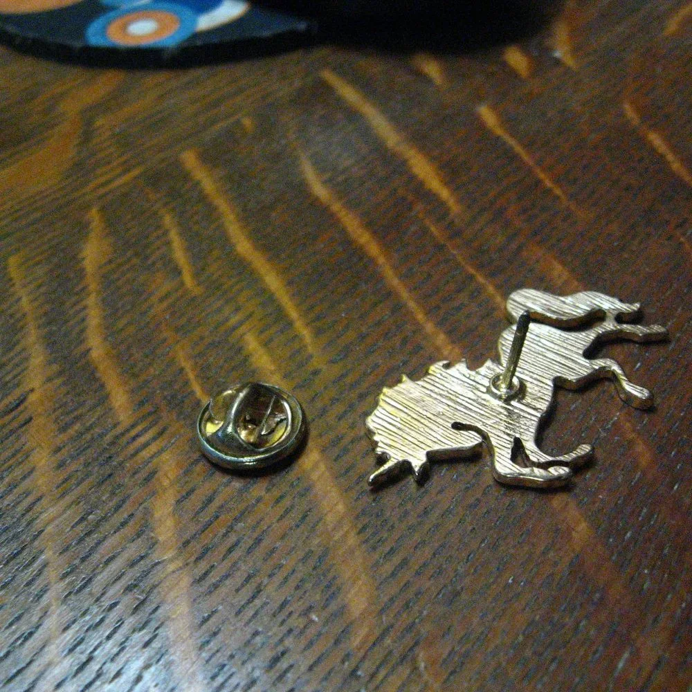 🦄 Gold Unicorn Magical Lapel Pin - Picture 3 of 4